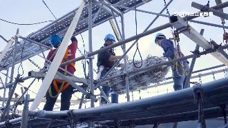 直擊！101燈光秀基地　高空掛燈網