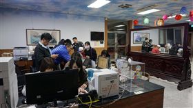 春節台金機票開訂　金門縣府助民訂票（1）民國108年春節管制期間台金航線機票12日晚間開放第一階段訂位作業，縣府人員在一樓大廳開設服務櫃台協助民眾訂票，到晚上8時服務121人次，有效訂票297張。中央社記者黃慧敏攝　107年12月12日