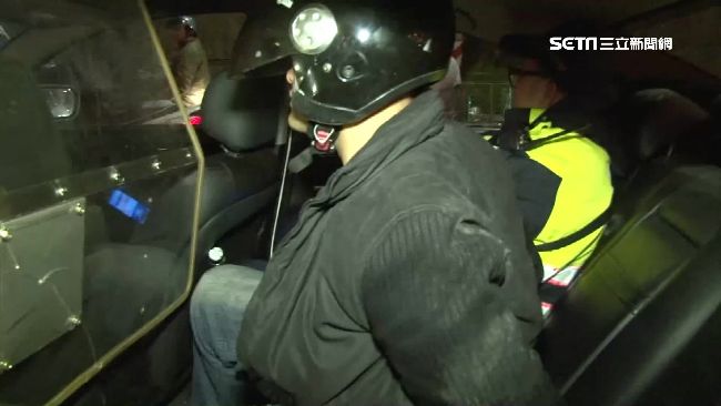車廂藏雙槍！男加速衝撞臨檢站被逮