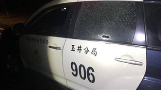 腳踏車怪男連開5槍　2警中彈他逃逸