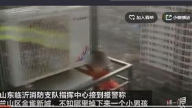 說甚麼都不想寫作業！男童竟不怕死「當蜘蛛人」爬牆落跑（圖／翻攝自騰訊視頻）