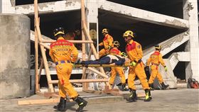 竹市義消特搜隊成軍（2）新竹市義消總隊招募30名特搜隊員，歷經專業特搜訓練後將協助重大災害支援搶救，14日舉行新竹市義消特搜隊成軍典禮，現場示範演練展現訓練成果。中央社記者魯鋼駿攝  107年5月14日