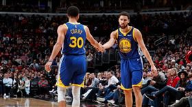 NBA／柯瑞爆K湯牌技爛：根本送錢
NBA,金州勇士,Stephen Curry,Klay Thompson,德州撲克,Andrew Bogut
翻攝自推特