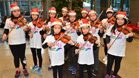 愛樂種子新北市府演出台北愛樂持續推動愛樂種子公益音樂教育計畫，12日在新北市政府舉行記者會，邀請小小愛樂種子們現場演奏多首經典曲目，展現學習成果。中央社記者黃旭昇新北市攝  107年12月12日