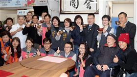 大湖衛生所變身咖啡館　偏鄉健康照護升級苗栗縣大湖鄉衛生所成立「馨圓」健康照護咖啡館，提供居家醫療、長照諮詢、轉介及心理諮商等一條龍式整合服務，12日由苗栗縣副縣長鄧桂菊（後右5）、大湖鄉長胡娘妹（後右6）等人共同揭牌啟用。（苗栗縣政府提供）中央社記者管瑞平傳真　107年12月12日