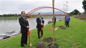 宜縣府分區廣種景觀樹苗  盼恢復森林樣貌宜蘭縣樹藝景觀所日前在南澳與大同地區，分別種下上千株黃花風鈴木與山櫻花樹苗；宜蘭縣代理縣長陳金德（左2）12日再度帶領縣府團隊前往冬山河親水公園種下藍花楹樹苗，希望逐步恢復蘭陽平原過去的森林樣貌。中央社記者沈如峰宜蘭縣攝  107年12月12日