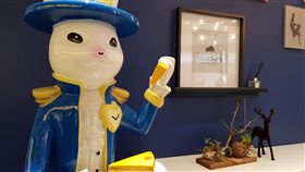 千層蛋糕觀光工廠　雲林斗六工業區開幕（3）豐喜食品公司打造「塔吉特千層蛋糕大使館」，成為雲林縣第一家甜點類觀光工廠，12日在斗六工業區開幕。圖為進門迎賓的兔子公爵。中央社記者葉子綱攝　107年12月12日