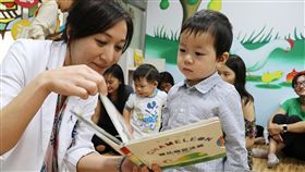 衛福部金門醫院小兒診間設立閱讀區2016年起，信誼基金會將嬰幼兒閱讀運動從圖書館帶入小兒科醫療診間，今年示範場次更前進金門縣，協助衛生福利部金門醫院在小兒科門診診間設立嬰幼兒閱讀專區。圖為醫師劉思妤（左）陪伴孩子一起閱讀。（信誼基金會提供）中央社記者魏紜鈴傳真　107年12月12日