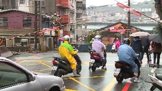 暖！小黃困平交道　公車司機狂奔救人