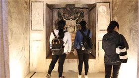 千年萬象敦煌文化藝術展　南華大學登場（1）「2018千年萬象–敦煌文化藝術展」嘉義站12日起在南華大學展出，現場展示按比例縮小製作的莫高窟第3窟模型，立體重現已對外封閉的莫高窟珍貴藝術。（南華大學提供）中央社記者江俊亮傳真　107年12月12日