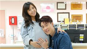 劉書宏(右)緊貼著大元的圓滾滾孕肚。（圖／TVBS提供）