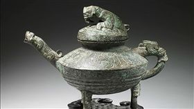 流失海外158年 圓明園青銅器虎鎣重返中國（2）今年4月在英國被高價拍出的圓明園青銅器「虎鎣」，在海外流失158年後，已經重返中國，11日正式入藏中國國家博物館。1860年，「虎鎣」被一名英國軍官從圓明園劫掠到英國。（取自坎特布里拍賣藝廊網頁 www.thecanterburyauctiongalleries.com）中央社 107年12月12日