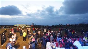 元旦墾丁龍磐草原  迎曙光（1）台灣只有墾丁龍磐草原可以看到環太平洋的第一道曙光。圖為去年龍磐公園迎曙光人潮。（屏東縣政府提供）中央社記者郭芷瑄傳真  107年12月13日