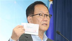 丁守中仍聲請法院驗票（2）國民黨台北市長候選人丁守中以3254票敗選，原本向法院聲請重新驗票，但後又撤銷。丁守中（圖）28日召開記者會，亮出支票，表示已準備好向法院聲請驗票，且不接受黨內資助。中央社記者郭日曉攝  107年11月28日