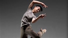 5年一度的約定　吳義芳演出555獨舞作（1）從40歲那年開始，舞蹈工作者吳義芳與觀眾約定，每隔5年舉行一次獨舞展，今年他55歲，與劇場導演魏瑛娟合作推出「555」獨舞。圖為演出宣傳照。（吳義芳提供）中央社記者汪宜儒傳真　107年12月12日