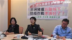 防範非洲豬瘟  綠委籲政院成立危機處理小組非洲豬瘟來勢洶洶，民進黨立委林岱樺（中）13日舉行記者會，呼籲政府必須以假設民間已有潛藏病毒黑數的心態，來面對控制範圍內的防疫工作；行政院更應事先成立危機處理小組，做好準備。中央社記者孫仲達攝　107年12月13日