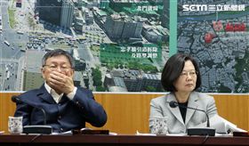 總統蔡英文與台北市長柯文哲（13）日進行會面，先在北門聽取簡報，隨後並在北門郵局進一步聽取簡報，但兩人互動冷淡、視線幾乎零交集。（記者邱榮吉/攝影）