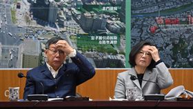 蔡總統柯文哲聽簡報　同時抓抓頭總統蔡英文（右）與台北市長柯文哲（左）13日下午進行「蔡柯會」，並在中華郵政大樓聽取台北市西區門戶計畫等議題簡報，兩人同時撓撓額際。中央社記者王飛華攝　107年12月13日