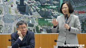 總統蔡英文與台北市長柯文哲（13）日進行會面，先在北門聽取簡報，隨後並在北門郵局進一步聽取簡報，但兩人互動冷淡、視線幾乎零交集。（記者邱榮吉/攝影）
