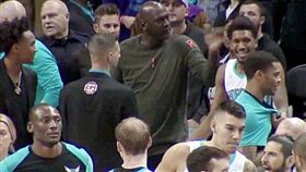 NBA／喬神出手扒頭闖禍球員遭神閃
NBA,夏洛特黃蜂,Michael Jordan,Malik Monk,扒頭
翻攝自推特