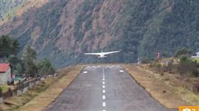 丹增希拉瑞機場堪稱全世界最危險的機場之一。（圖／翻攝The Sun）