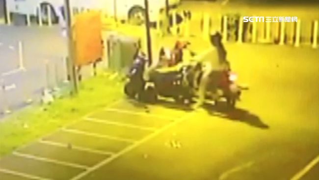 練車暴衝毀3機車　女騎士裝傻肇逃