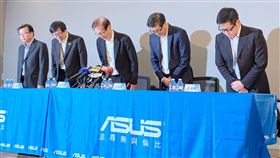 華碩營運陷低潮　董事長鞠躬道歉電腦品牌廠華碩13日舉行重大訊息記者會，華碩董事長施崇棠（右3）表示，華碩近兩年營運陷入低潮，他代表華碩經營團隊，向股東致上最深的歉意，並率一級主管鞠躬道歉。中央社記者吳家豪攝　107年12月13日