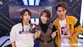 王心凌赴《完全娛樂》宣傳新專輯，接受「犀利記者會」單元拷問.