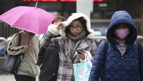 北部東北部濕冷（2）中央氣象局預報，22日受大陸冷氣團及華南雲雨區東移影響，北部、東北部濕冷，其他地區有局部短暫雨。台北民眾外出，穿著厚重衣物禦寒。中央社記者吳翊寧攝　107年2月22日