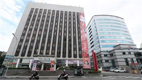 黨產會認定中影為國民黨附隨組織（1）行政院不當黨產處理委員會9日上午召開委員會後，決議中影股份有限公司為國民黨附隨組織，並凍結中影資產。圖左建築物為中影八德大樓，右為中國國民黨中央黨部大樓。中央社記者吳翊寧攝　107年10月9日