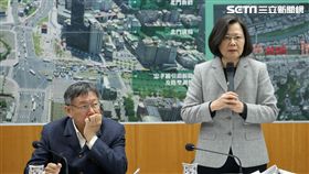 總統蔡英文與台北市長柯文哲（13）日進行會面，先在北門聽取簡報，隨後並在北門郵局進一步聽取簡報，但兩人互動冷淡、視線幾乎零交集。（記者邱榮吉/攝影）