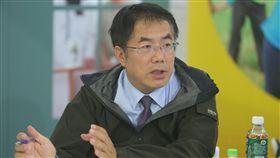 黃偉哲：施政不會落入派系思維從政20多年的台南市長當選人黃偉哲接受中央社記者專訪時說，他沒有派系，更沒有執政包袱，未來施政絕不會落入派系思維的窠臼中。中央社記者張榮祥台南攝　107年12月9日