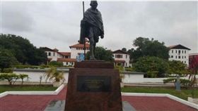 曾有歧視非洲人言論 迦納大學拆除甘地雕像（圖／翻攝自citinewsroom）