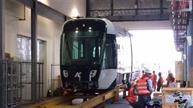 高雄輕軌二階　第2列車運抵高雄前鎮機廠高雄環狀輕軌第二階段統包工程統包商中鋼公司向法商阿爾斯通（Alstom）採購輕軌車輛，第2列車13日運抵高雄輕軌前鎮機廠，進行車廂卸載作業。（高雄市捷運局提供）中央社記者程啟峰高雄傳真  107年12月13日