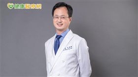 王醫師進一步說明，白內障即是眼球內天然水晶體混濁，民眾常常會認為白內障是老年人的疾病，但其實不僅只有老年人才會罹患白內障。