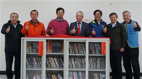 金門縣文化局長呂坤和（左3）13日致贈300本圖書給台電塔山發電廠
