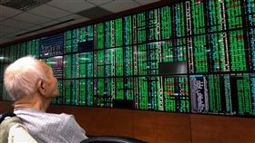 台股烏雲罩頂美股重挫，台股25日開盤大跌逾270點，各類股跌幅約2%，電子股跌勢相對重，台股萬點短線恐難恢復，108年首季波動度可能擴大。中央社記者吳家昇攝  107年10月25日