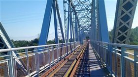 高屏溪舊鐵橋平台修復　即日起重新開放屏東縣政府13日表示，國定古蹟高屏溪（舊稱下淡水溪）舊鐵橋屏東端的觀景平台已修復完成，即日起鐵橋重新開放，歡迎民眾參訪。（屏東縣政府提供）中央社記者郭芷瑄傳真　107年12月13日