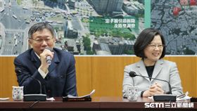 總統蔡英文與台北市長柯文哲（13）日進行會面，先在北門聽取簡報，隨後並在北門郵局進一步聽取簡報，但兩人互動冷淡、視線幾乎零交集。（記者邱榮吉/攝影）
