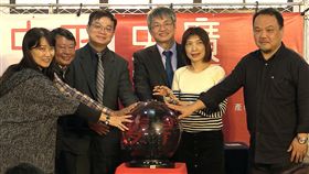 中正大學與央廣簽署產學合作備忘錄中正大學校長馮展華（右3）13日與央廣副總台長李重志（左3）代表簽署產學合作備忘錄，未來雙方將規劃共同製播節目、舉辦活動與講座，以及提供學生寒暑假實習機會等。（中正大學提供）中央社記者黃國芳傳真　107年12月13日