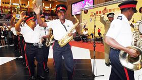 聖露西亞皇家警察樂隊精彩演出2018嘉義市國際管樂節系列活動14日起將展開，13日在台北車站大廳舉行宣傳記者會，邀請聖露西亞皇家警察樂隊帶來精彩演出，活潑表演吸引民眾喝采。中央社記者施宗暉攝　107年12月13日