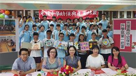 光復中學產業結盟　幼兒園實習添工作機會新竹市光復中學20日舉行幼保科與產業結盟儀式，與多間幼兒園簽訂合作，讓幼保科學生於在學期間到幼兒園實習，在園內說故事、教具試教、觀察、見習，畢業後也能立刻找到工作。中央社記者魯鋼駿攝　107年7月20日