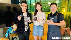 主持人雲爸、三立主播趙岱新以及行李箱達人阿貴師開箱行李箱與出國必備3C小物。 全世界最貴的行李箱，售價高達三十六萬。 旅行必學五大行李收納術。 三立主播趙岱新現場示範雙向語言翻譯機即時翻譯功能