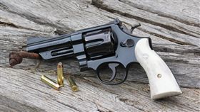 美國槍枝示意圖。（圖／翻攝自美國步槍協會英文官網https://www.americanrifleman.org/articles/2018/12/5/classic-wheelguns-5-reasons-to-buy-a-smith-wesson-highway-patrolman/）