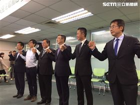 ▲行政院祕書長卓榮泰在黨內中生代的陪同下，登記參選民進黨黨主席。（圖／記者林仕祥攝）