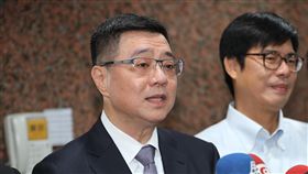 參選民進黨主席卓榮泰將辭行政院秘書長行政院秘書長卓榮泰（左）14日前往民進黨中央黨部登記參選黨主席補選。他表示，經過思考，決定「共同承擔責任」，也將請辭行政院秘書長。中央社記者張皓安攝  107年12月14日