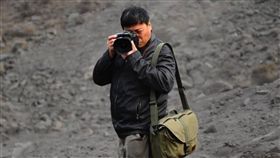 中國警方證實  攝影師盧廣在新疆被捕中國環境攝影師盧廣（圖）11月初在新疆喀什失聯，盧廣妻子徐小莉12日在推特發文表示，已接獲通知證實盧廣遭當地警方逮捕。（取自徐小莉推特）中央社  107年12月14日