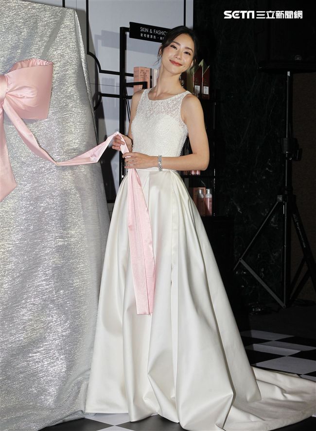 鍾瑤分享肌膚美麗秘訣。（記者邱榮吉/攝影）