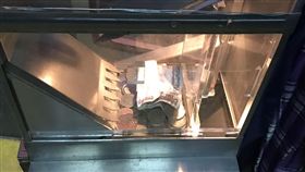 女童搭公車誤投千元  暖心司機代墊基隆一名女童日前搭公車時，不小心將新台幣千元大鈔投入投幣箱內，待公車回到總站後，原本正準備發車的倪姓公車司機見女童站在路旁不斷啜泣，心想自己也有女兒，便先拿出1000元代墊給女童。（民眾提供）中央社記者王朝鈺傳真  107年12月14日