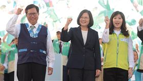 為鄭文燦輔選　蔡英文：盼共創新桃園經驗民進黨主席蔡英文（中）10日到桃園輔選尋求連任的市長鄭文燦（左），同時與支持者高呼支持鄭文燦凍蒜，並表示鄭文燦跟中央合作無間，桃園人正在寫新的歷史，盼共同創造新的桃園經驗、新的鄭文燦模式。中央社記者邱俊欽桃園攝　107年11月10日